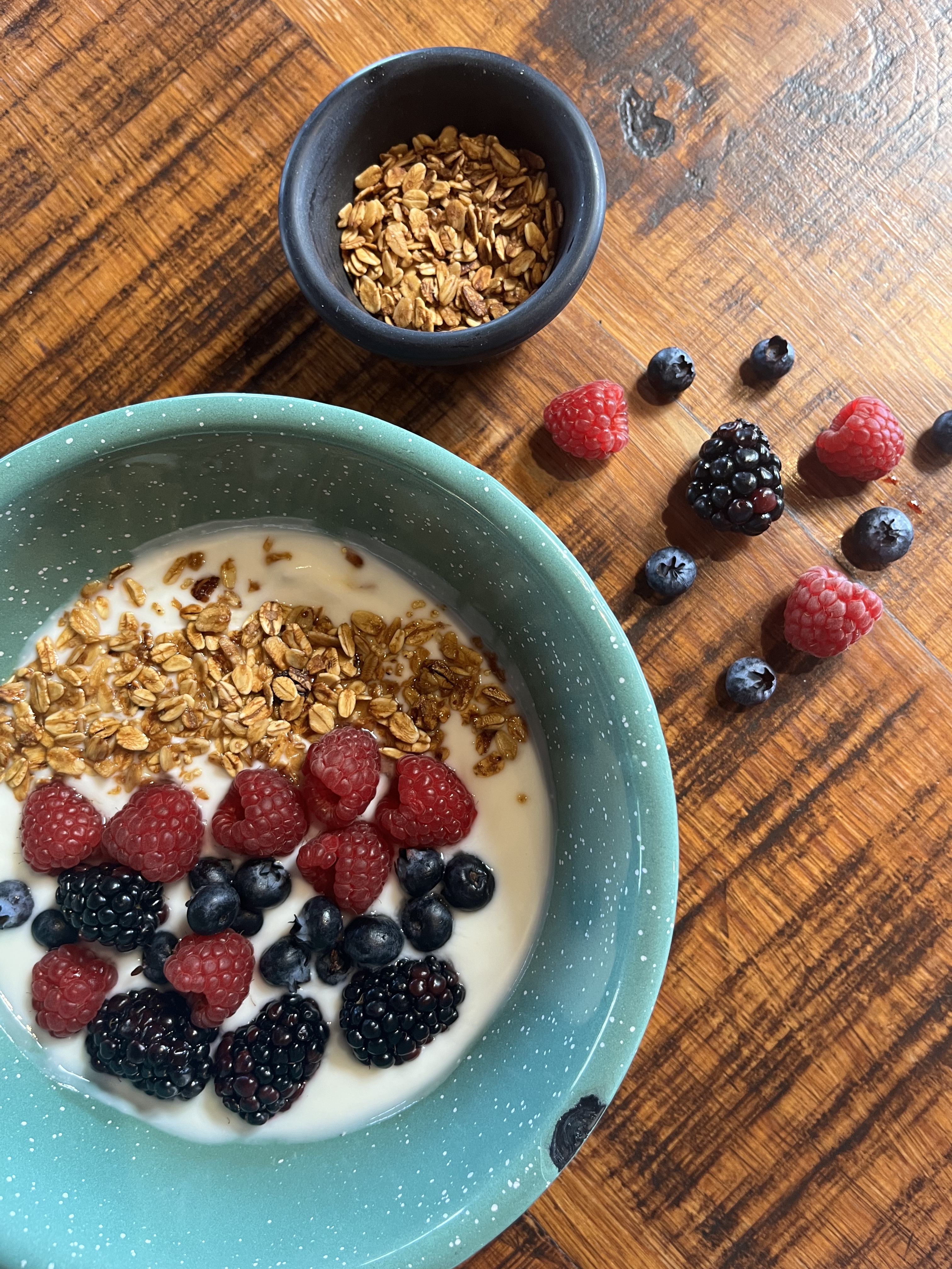 Bowl de Frutos rojos con Yogurt Natural y Granola